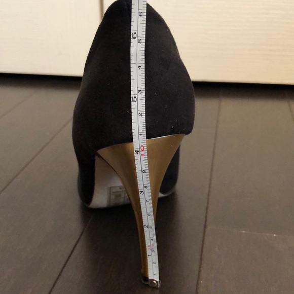 Black and Gold Heel with Cape Toe Details - Picture 7 of 8